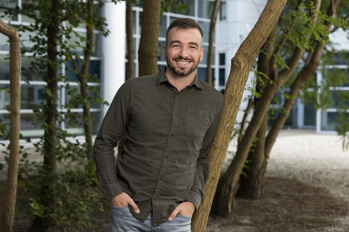 Een foto van Orson Bakker voor een paar bomen. De foto is gemaakt voor een artikel in de serie RvIG'er in beeld