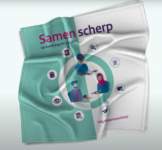 Poetsdoek Samen scherp met logo en 3 baliemedewerkers